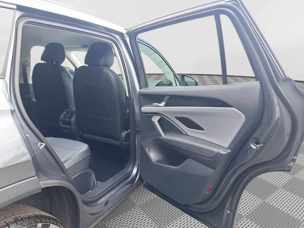 New 2025 Volkswagen Tiguan SE image 15