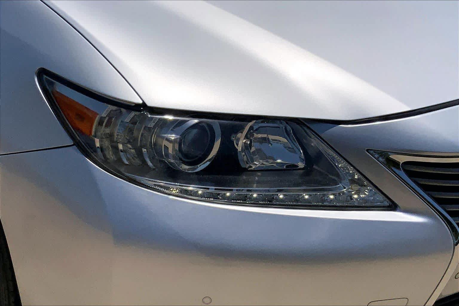 Used 2014 Lexus ES 300h w/ Luxury Package w/Bamboo Trim FWD image 27