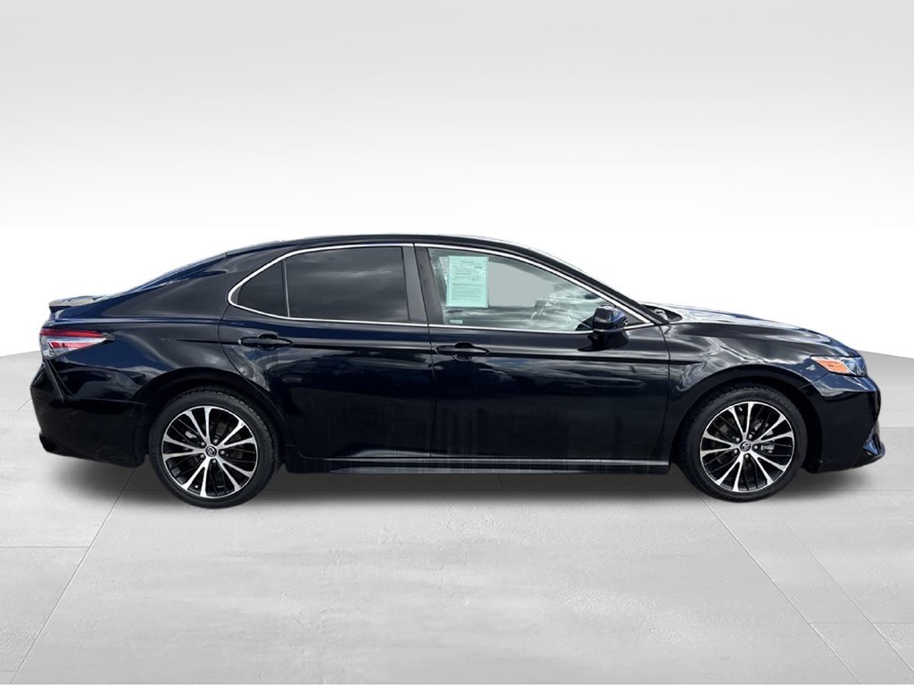 Used 2019 Toyota Camry SE w/ Carpet Mat Package FWD image 2