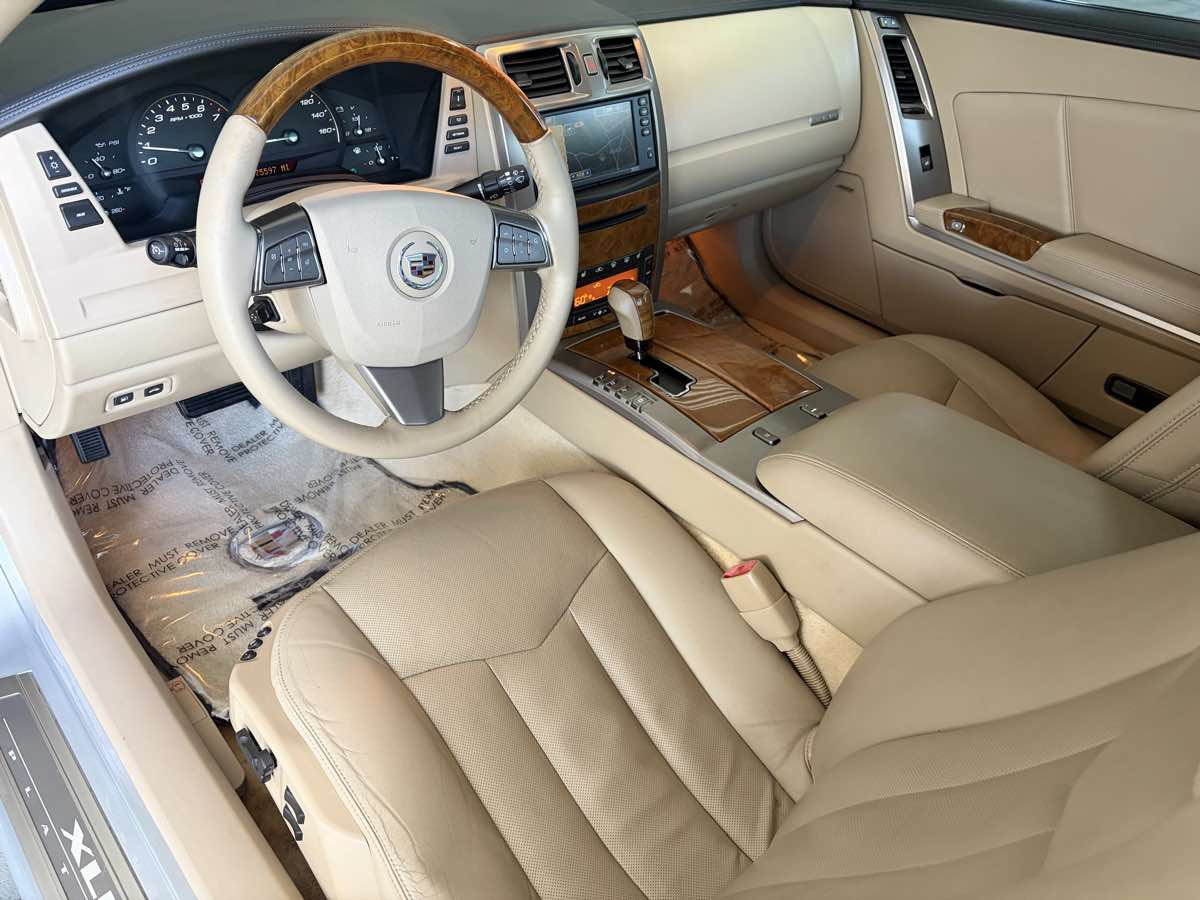 Used 2009 Cadillac XLR RWD image 17