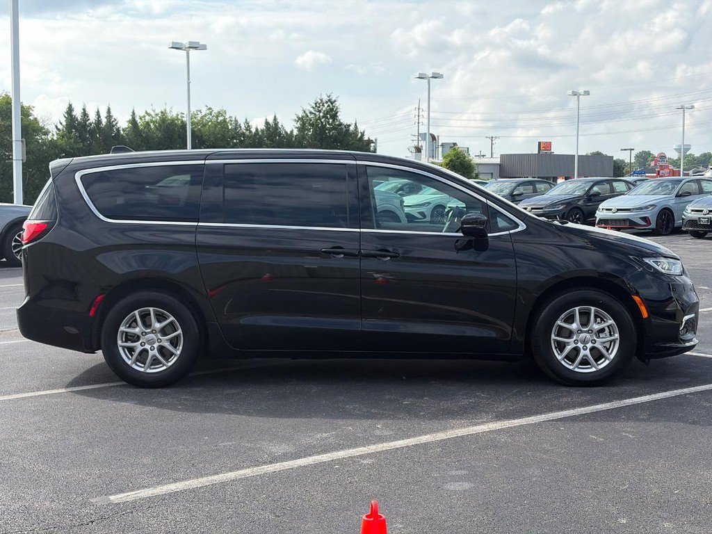 Used 2025 Chrysler Pacifica Select FWD image 4