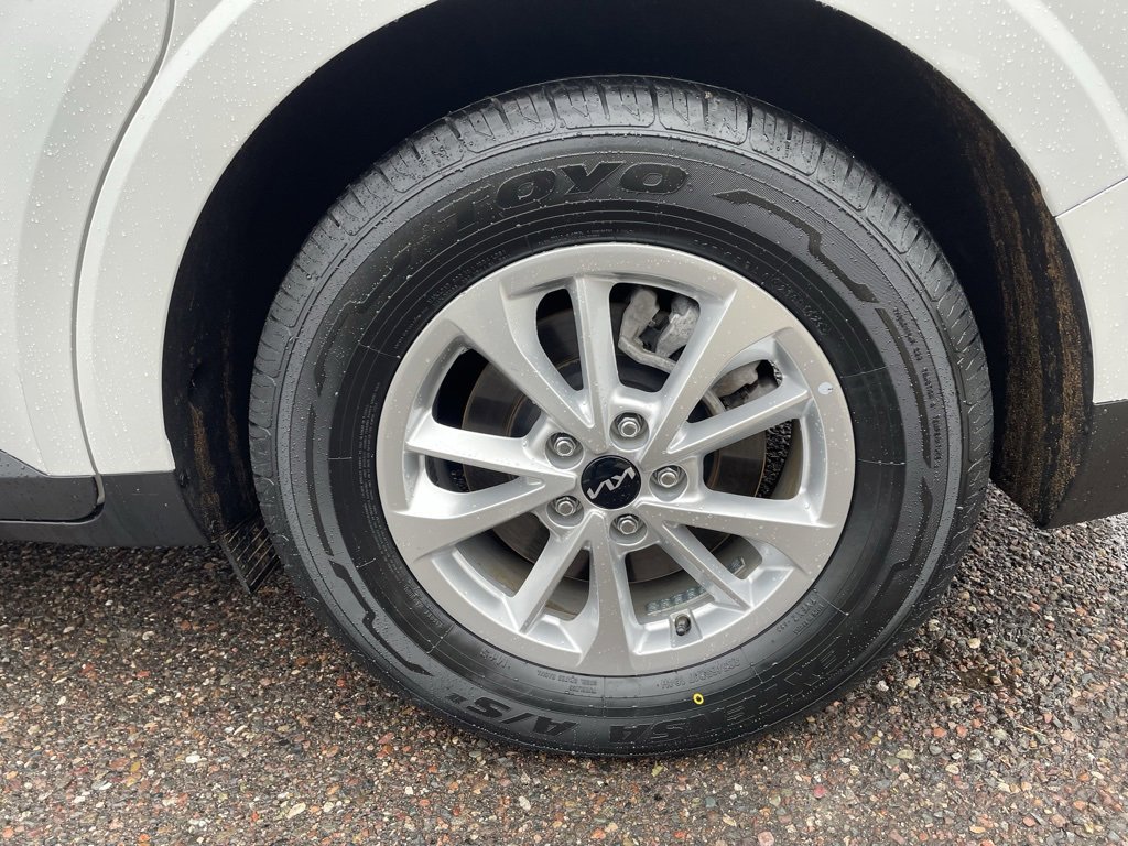 Used 2024 Kia Carnival LX image 12