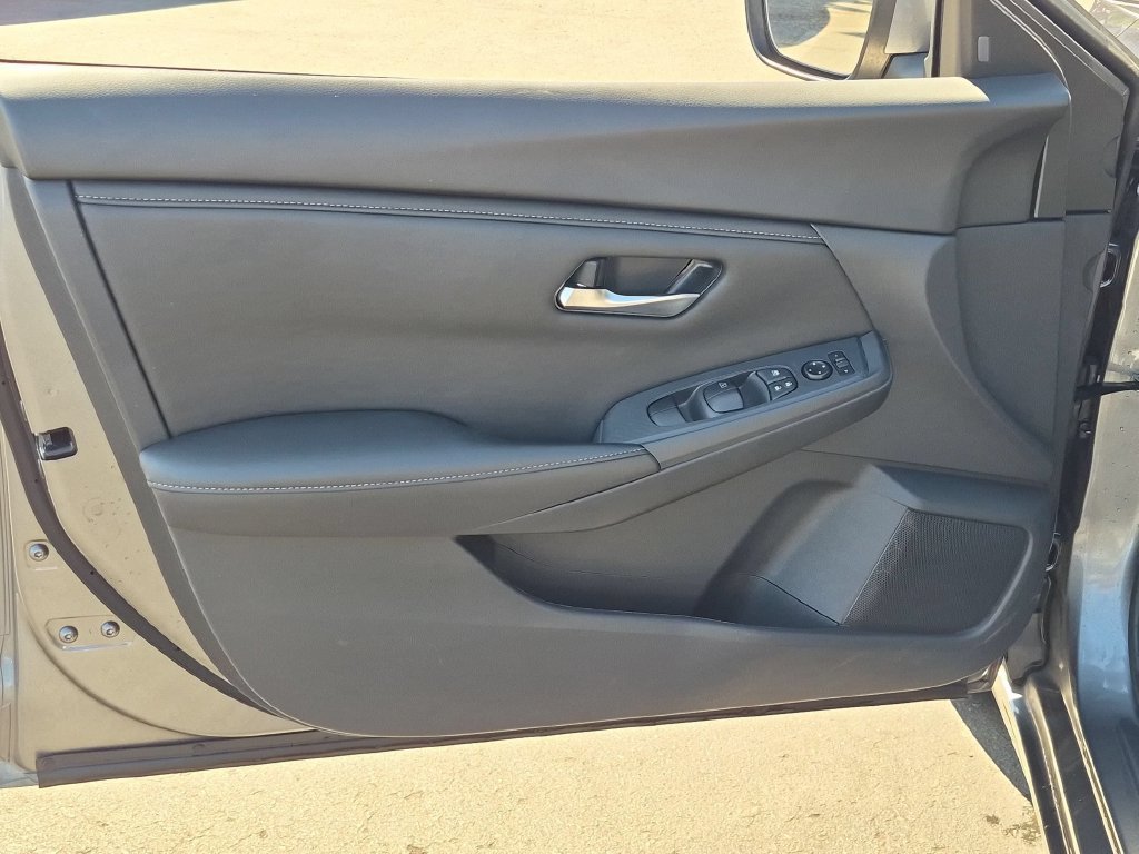 Used 2025 Nissan Sentra SV FWD image 9