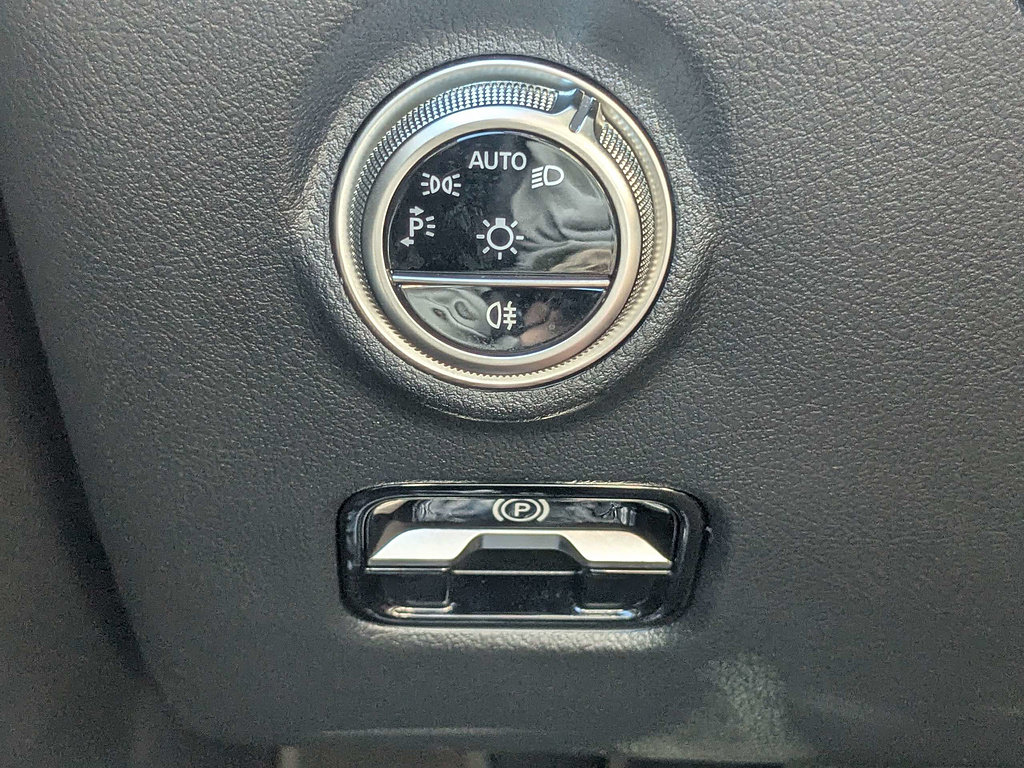 Used 2025 Mercedes-Benz C 300 Sedan image 25