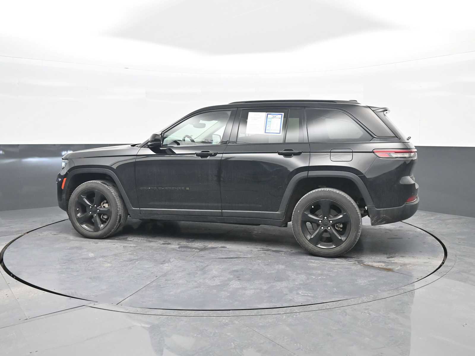 Used 2023 Jeep Grand Cherokee Limited w/ Black Appearance Package image 5