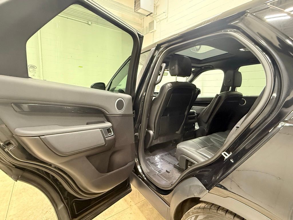 Used 2017 Land Rover Discovery SE image 42