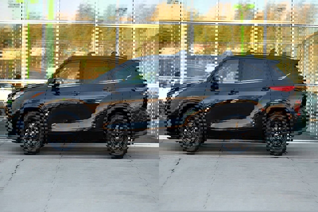 Used 2020 Toyota Highlander LE AWD/4WD image 4