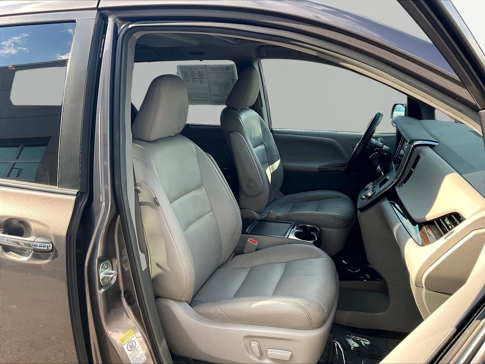 Used 2015 Toyota Sienna XLE Premium FWD image 30