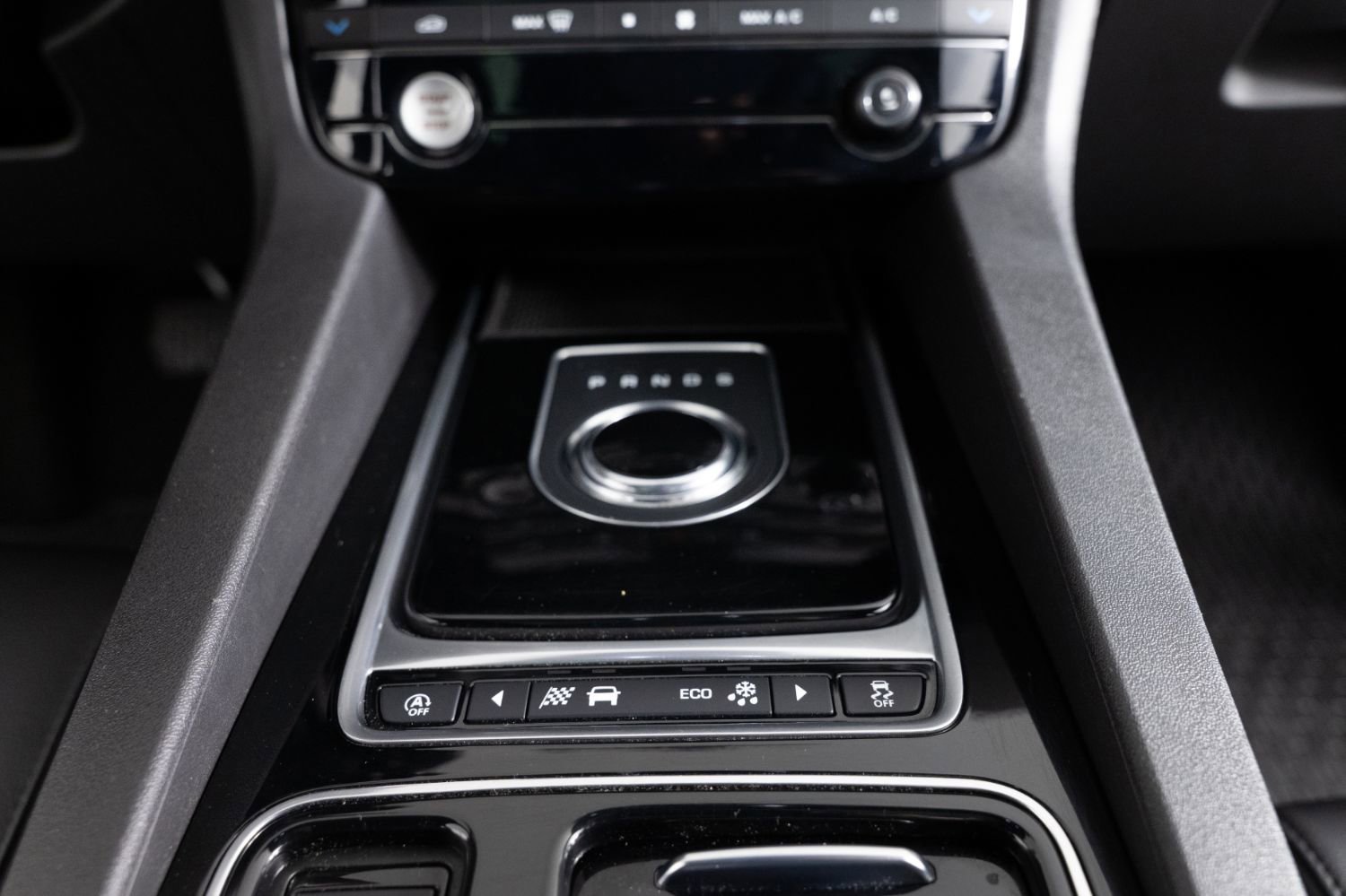 Used 2018 Jaguar F-PACE Premium image 38