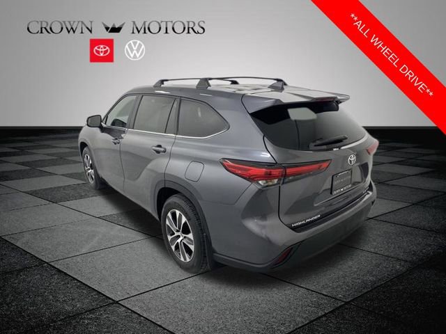 Used 2023 Toyota Highlander XLE image 4