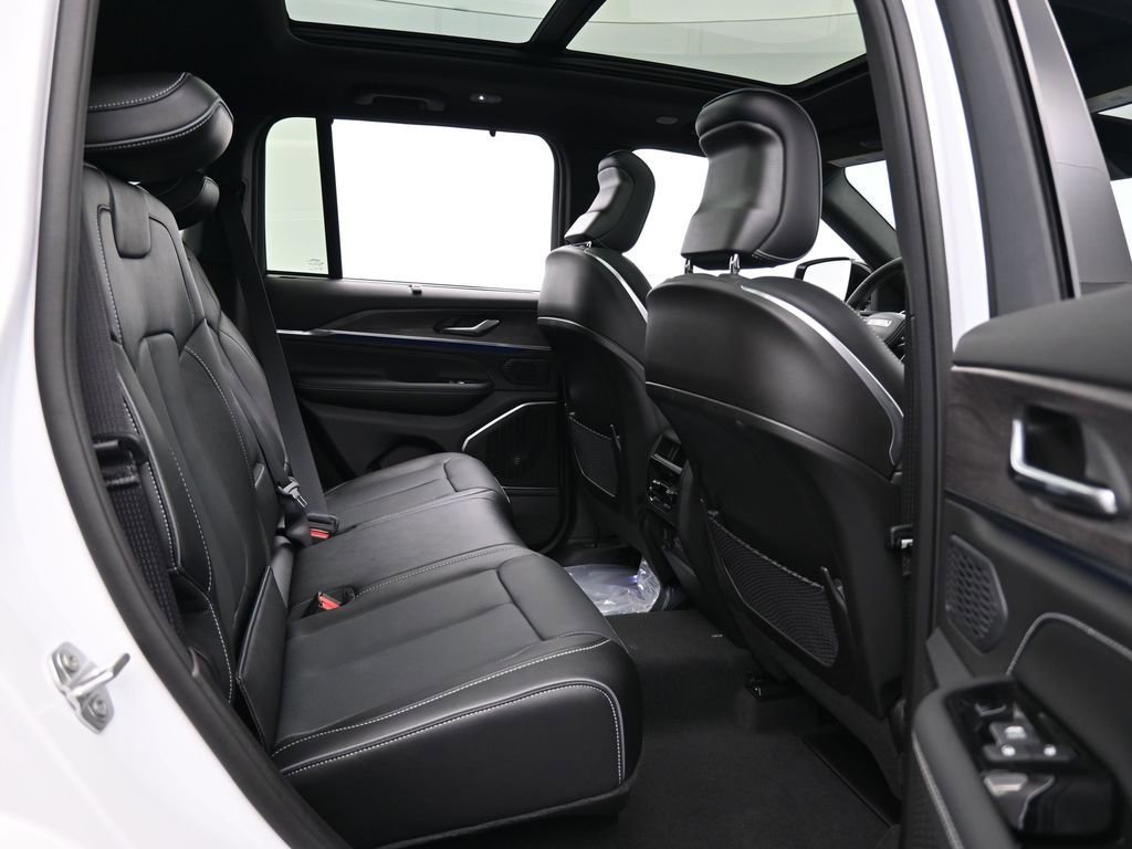 Used 2024 Jeep Grand Cherokee Overland w/ Luxury Tech Group IV image 29