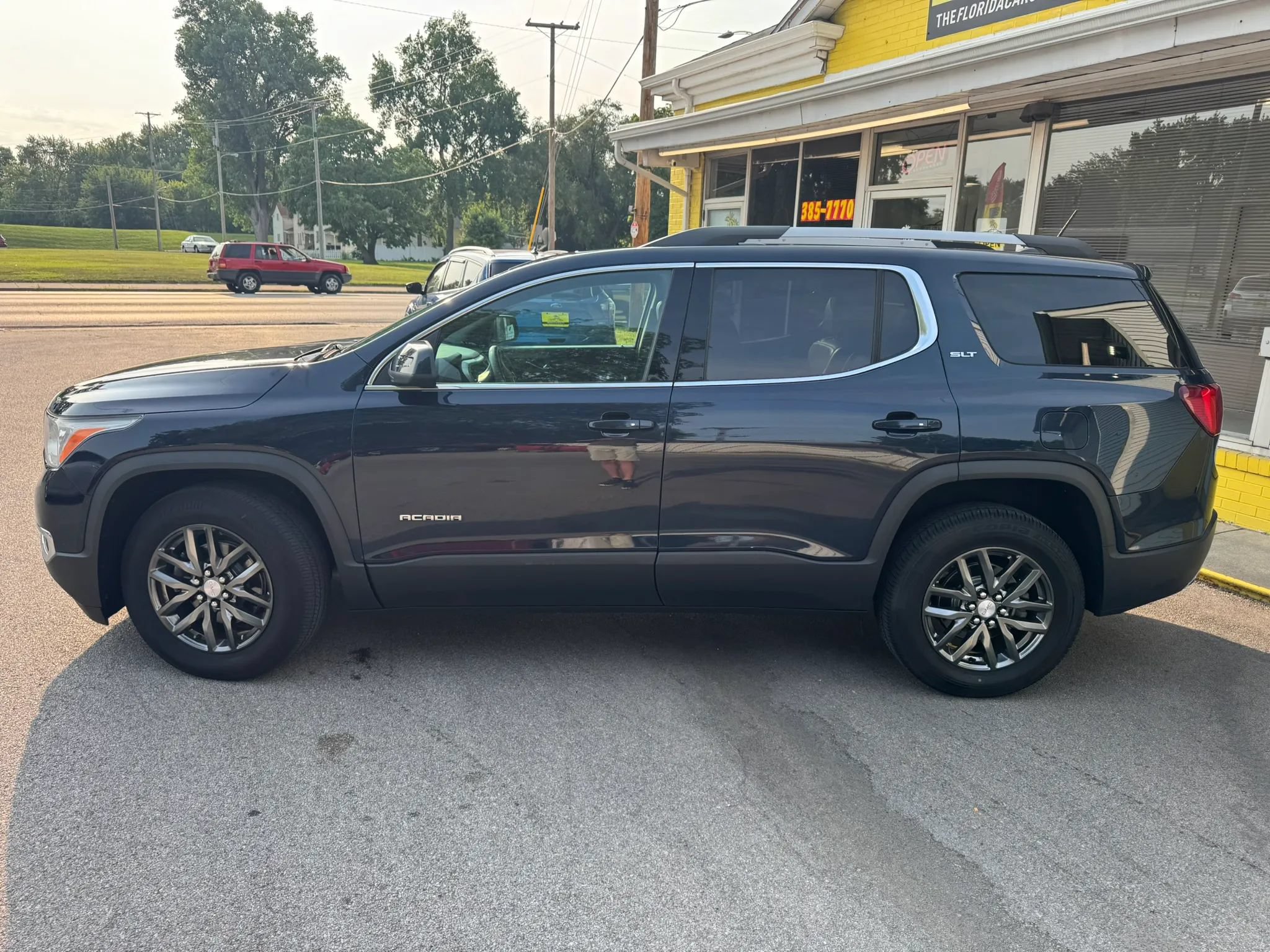 Used 2017 GMC Acadia SLT FWD image 3