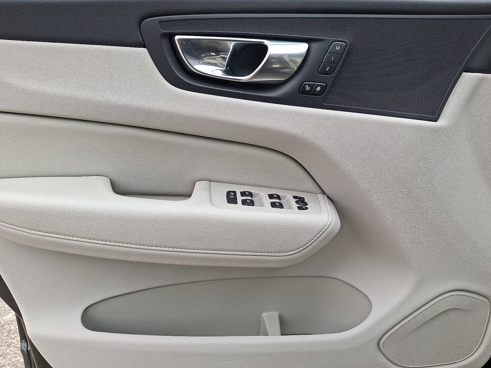 Used 2021 Volvo XC60 T5 Momentum w/ Premium Package image 12