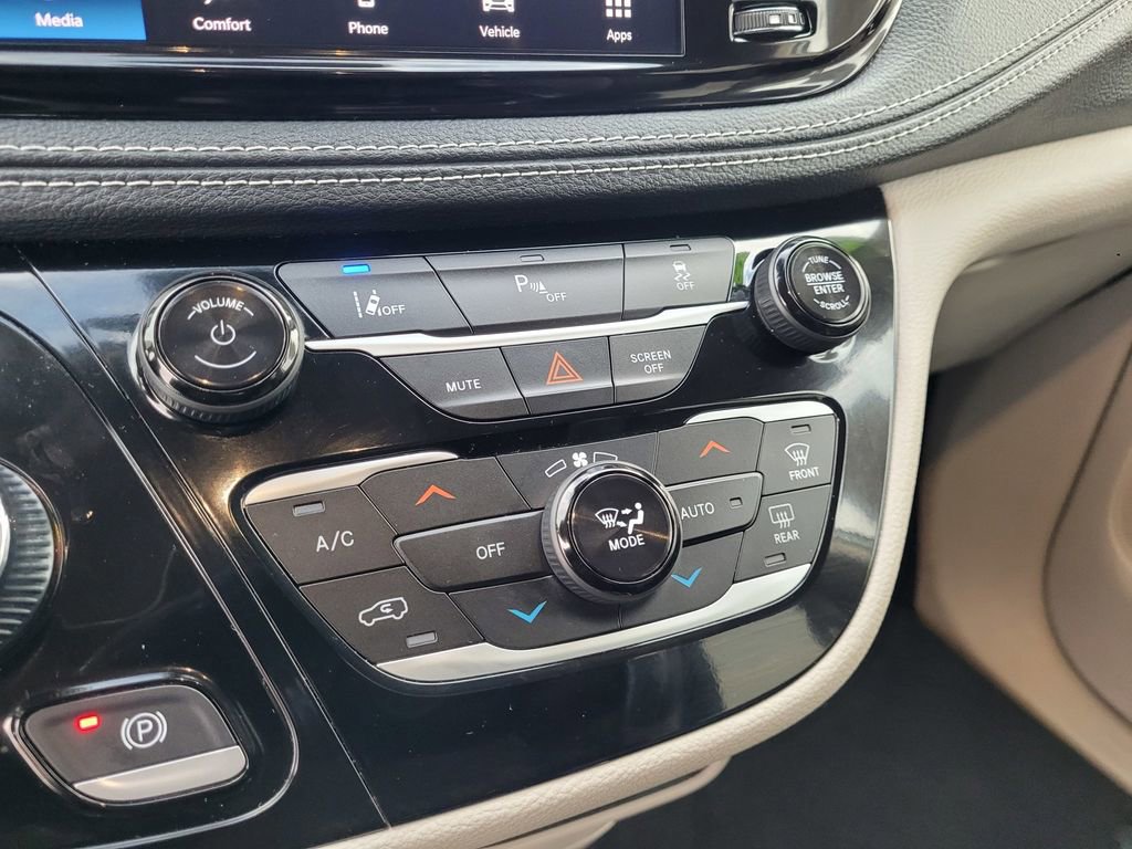 Used 2024 Chrysler Pacifica Limited FWD image 16