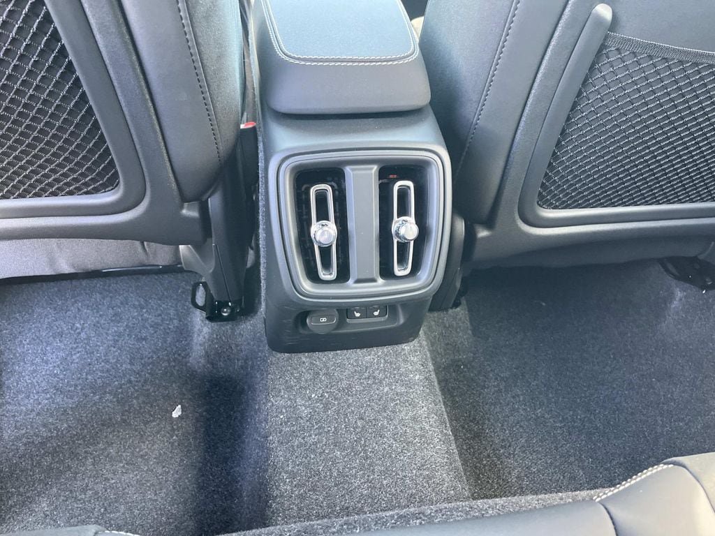 New 2026 Volvo XC40 B5 Ultra w/ Climate Package AWD/4WD image 17