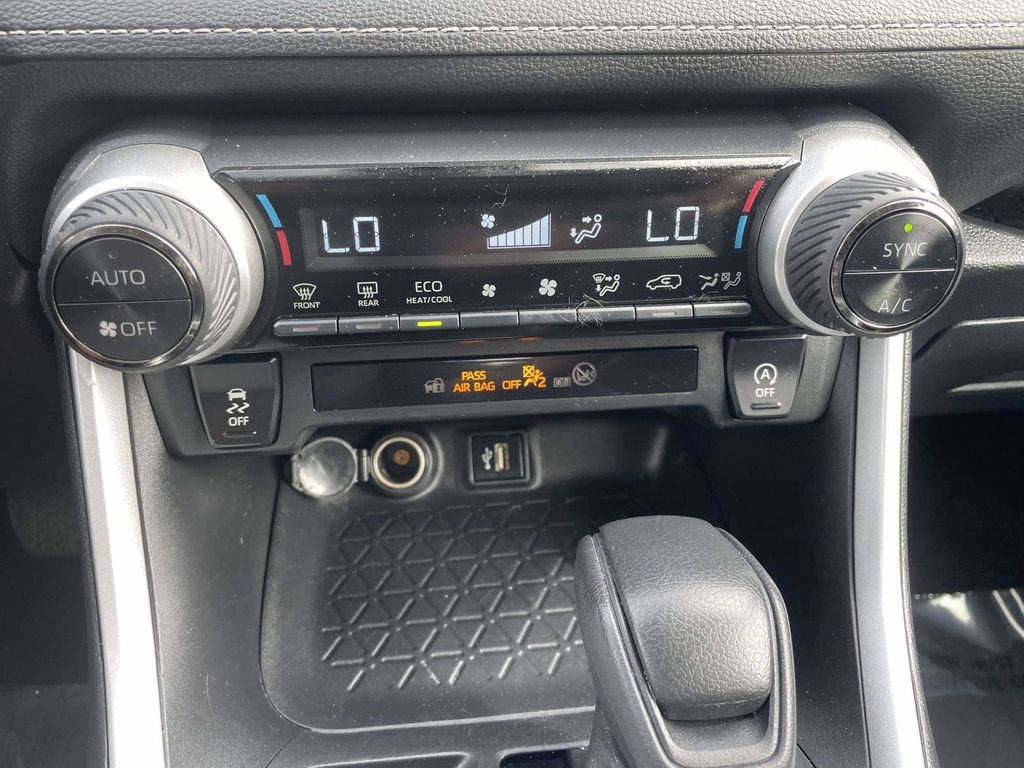 Used 2024 Toyota RAV4 XLE AWD/4WD image 40