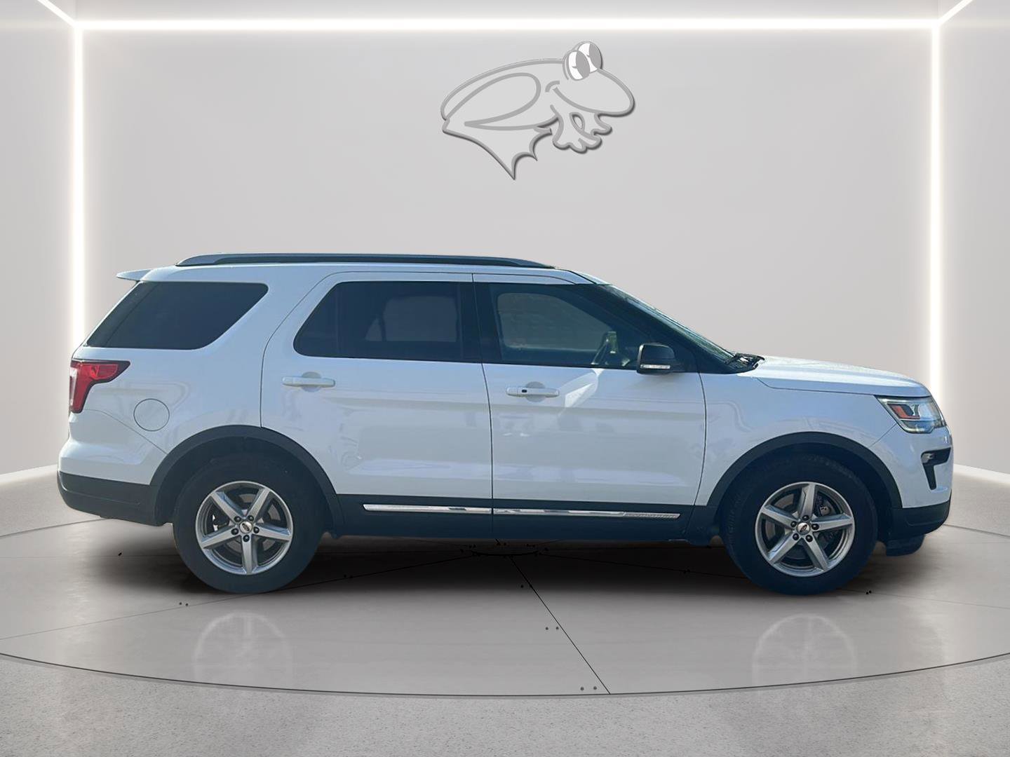 Used 2018 Ford Explorer XLT w/ Equipment Group 201A image 6