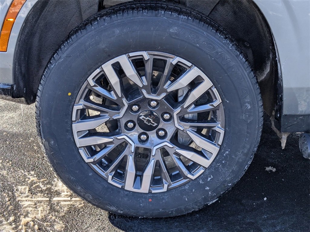 Used 2025 Chevrolet Suburban Z71 image 11