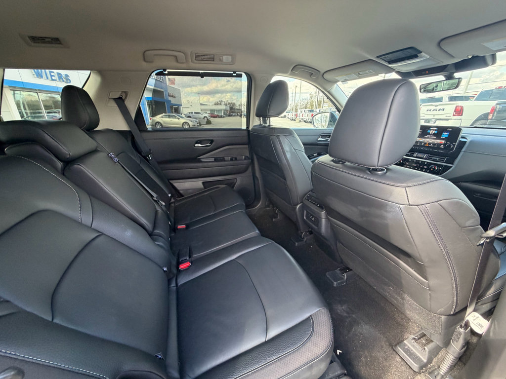 Used 2025 Nissan Pathfinder SL image 17