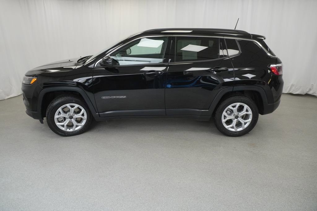 Used 2025 Jeep Compass Latitude AWD/4WD image 15