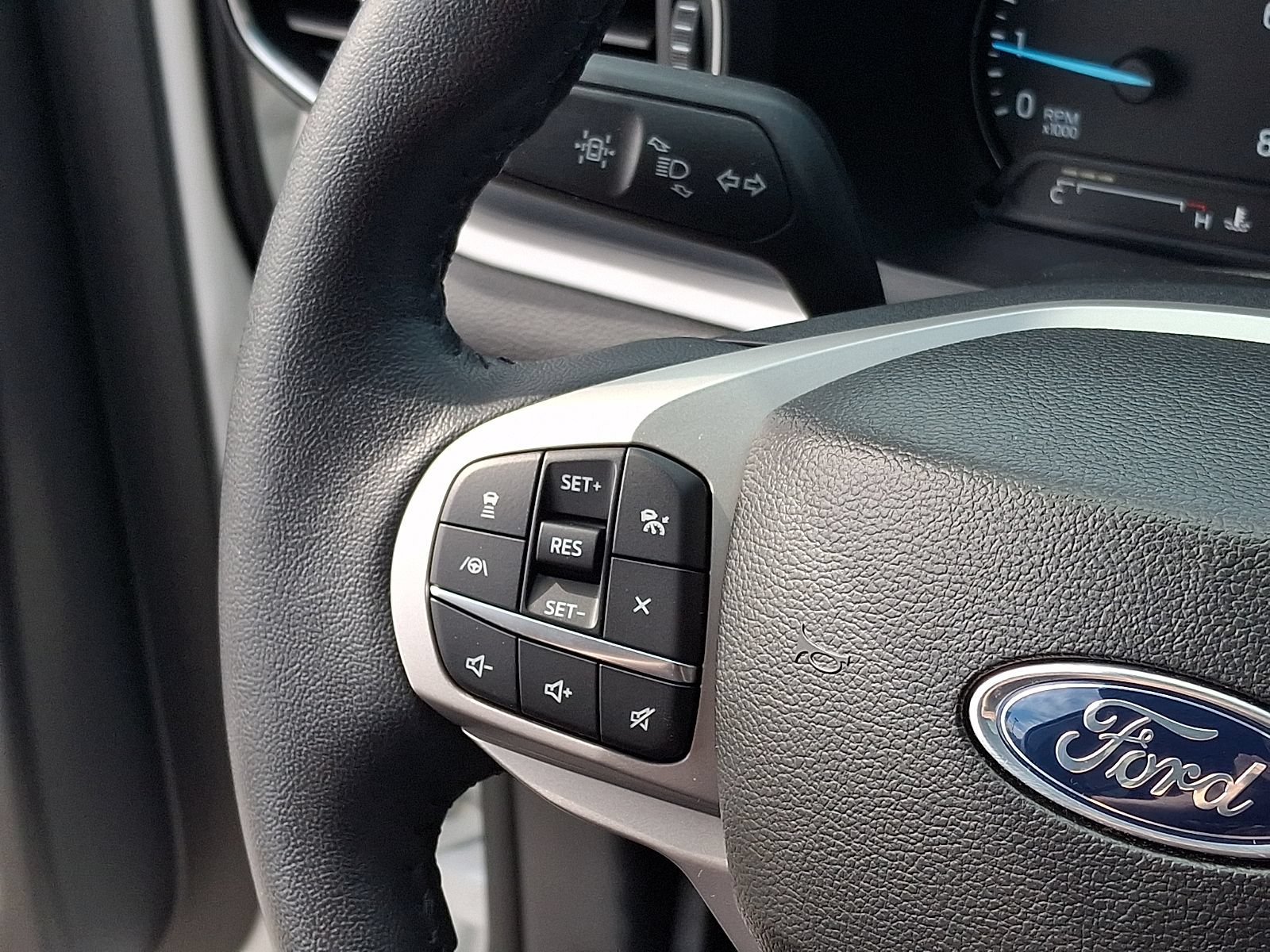 Used 2023 Ford Explorer XLT w/ Equipment Group 202A AWD/4WD image 21