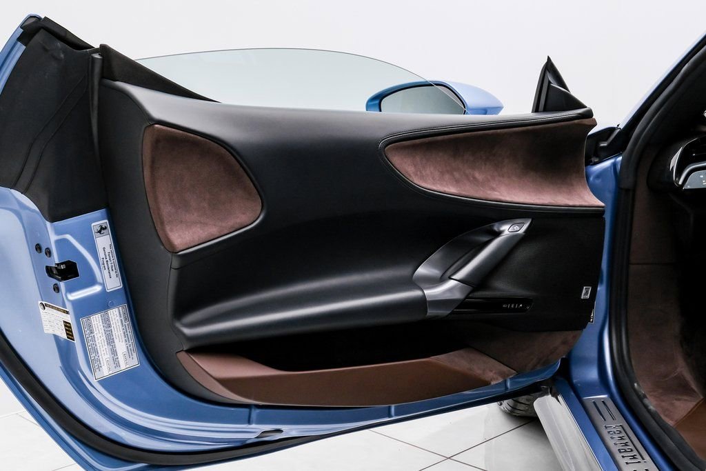 Used 2022 Ferrari SF90 Spider image 44