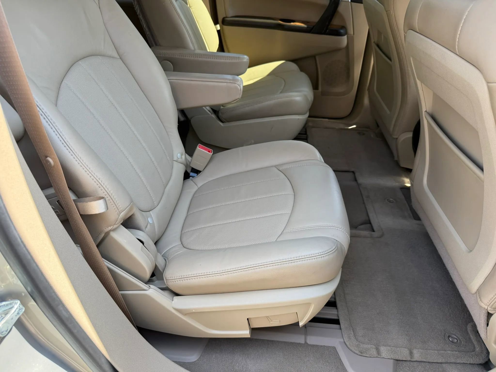 Used 2011 Buick Enclave CXL FWD image 18