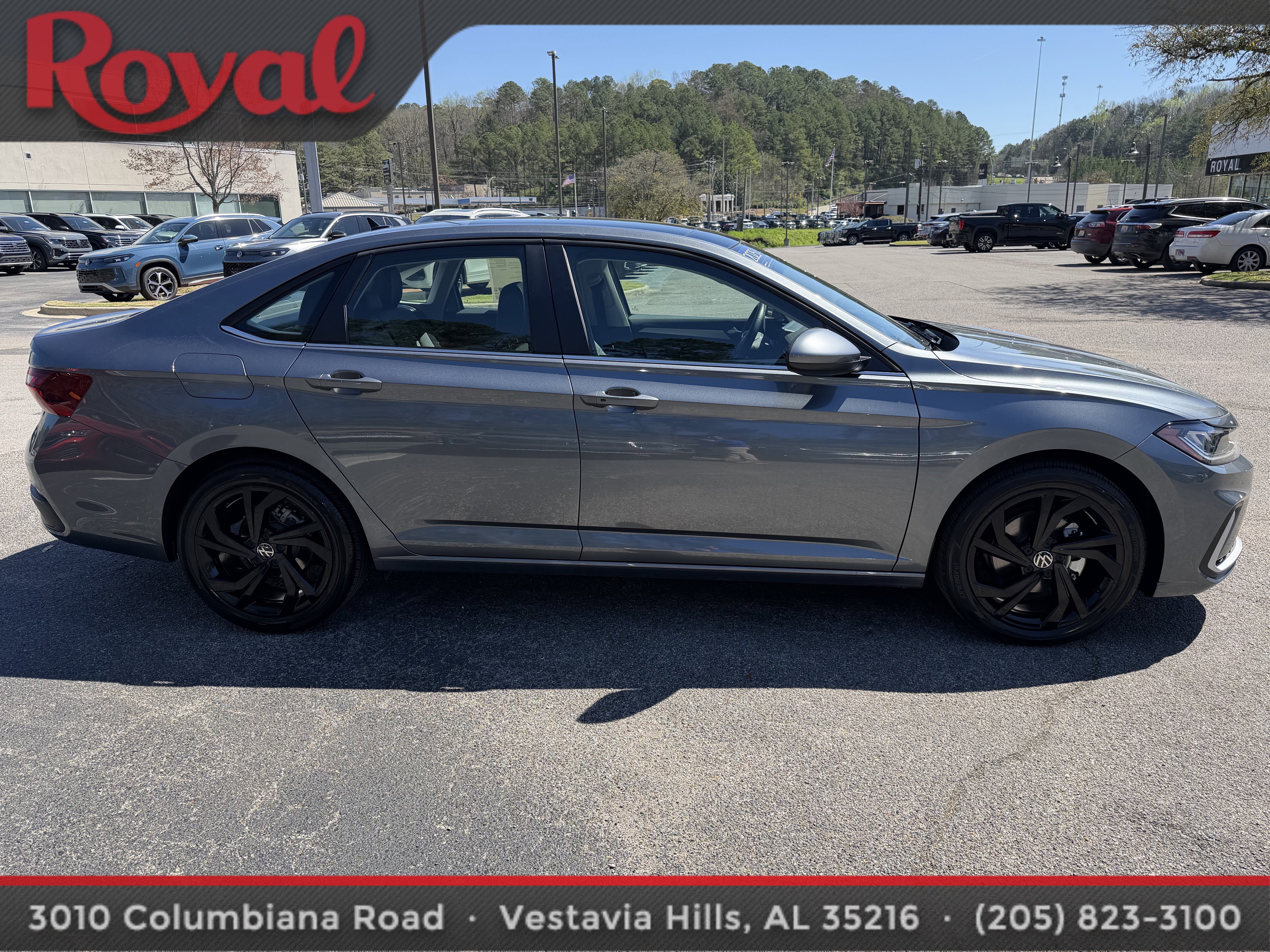 Certified 2025 Volkswagen Jetta SE w/ Sunroof Package image 4