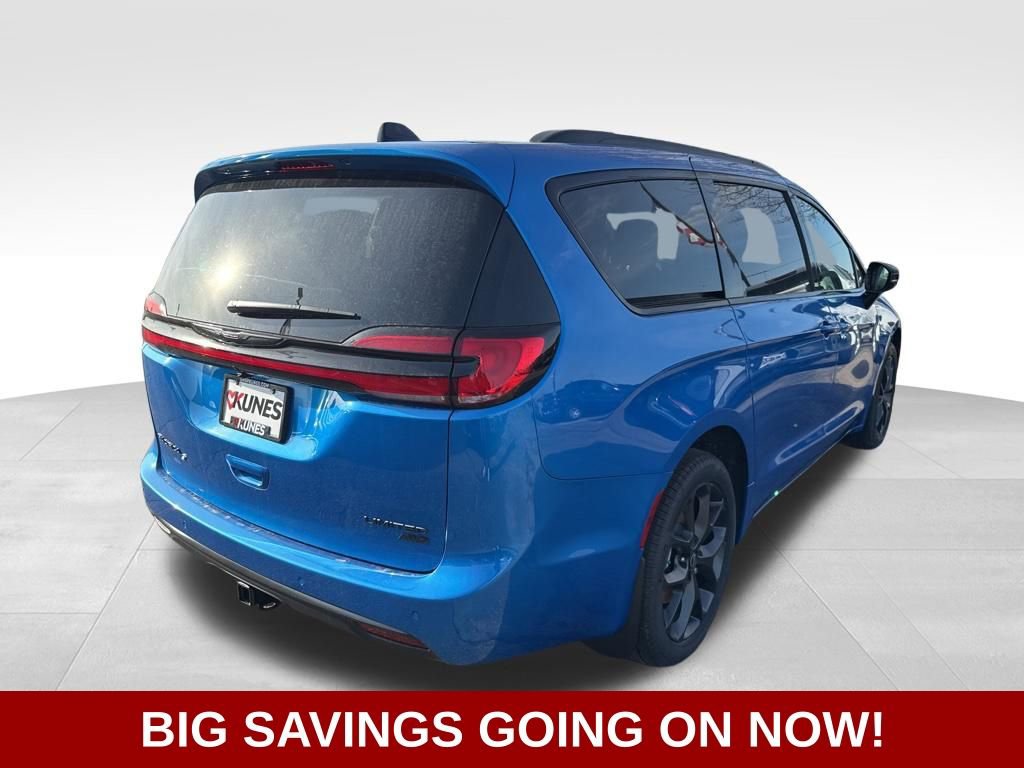 New 2026 Chrysler Pacifica Limited w/ S Appearance Package image 3