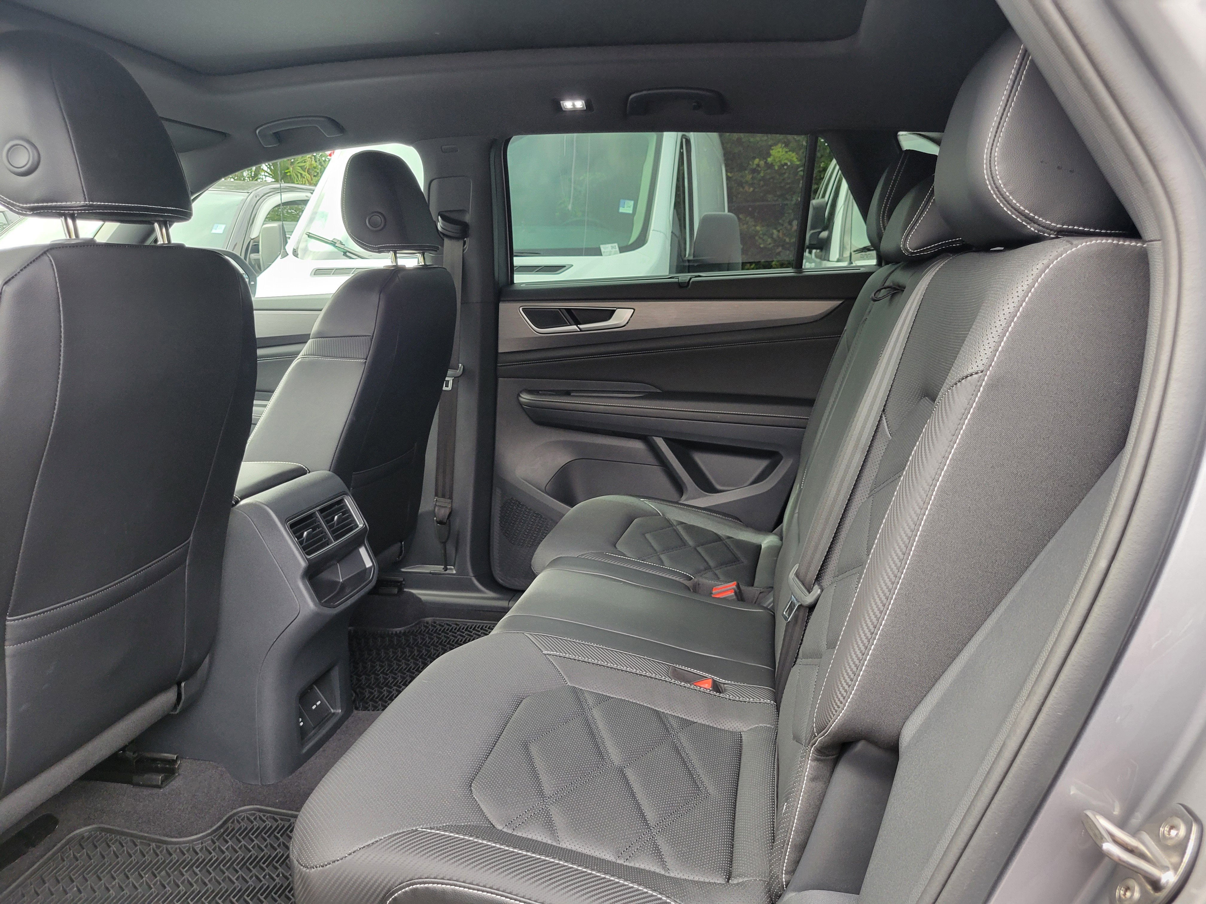 Used 2024 Volkswagen Atlas Cross Sport SE image 13