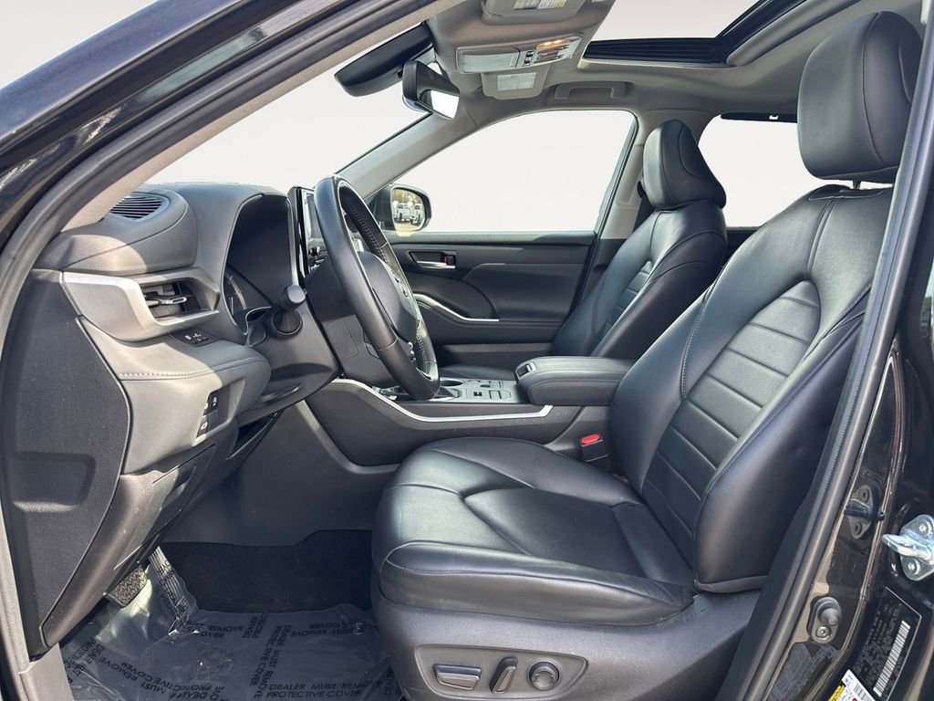 Used 2024 Toyota Highlander XLE AWD/4WD image 9