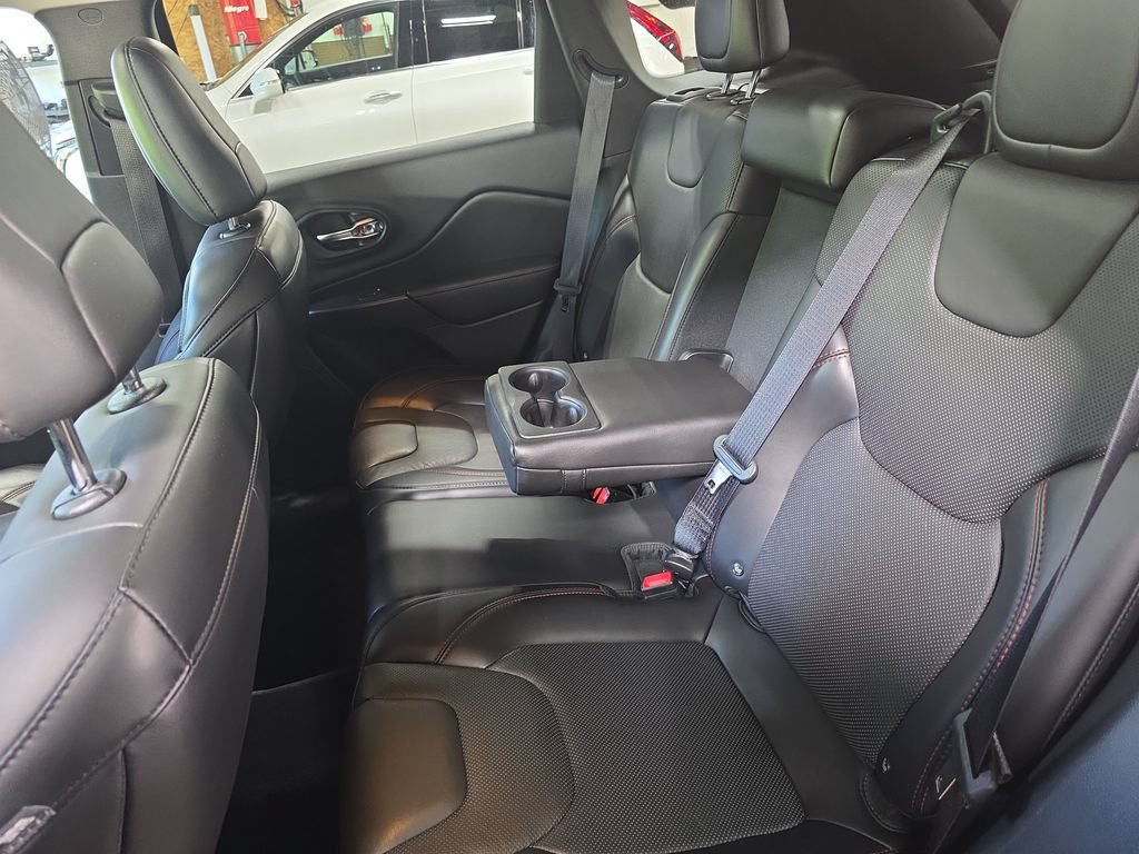 Used 2019 Jeep Cherokee Trailhawk AWD/4WD image 14
