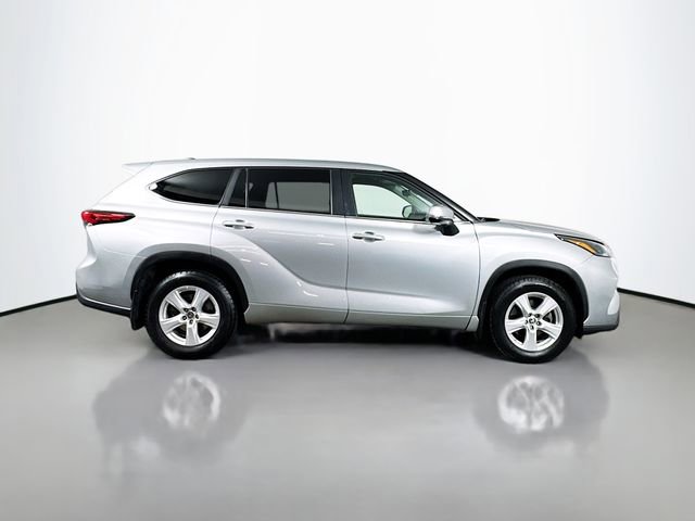 Used 2023 Toyota Highlander LE AWD/4WD image 9
