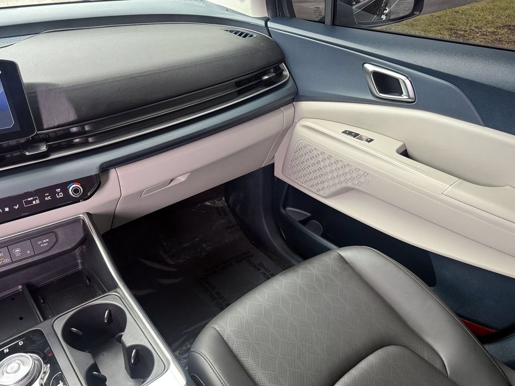 Used 2025 Kia Carnival EX FWD image 17