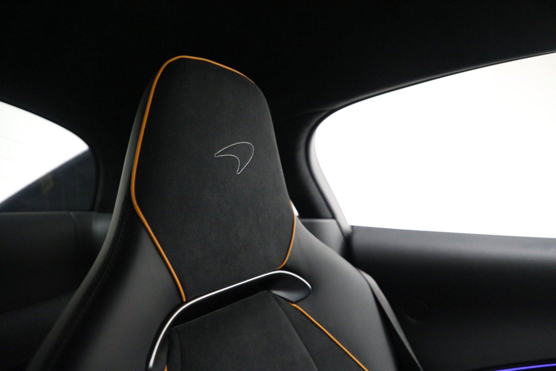 Used 2024 McLaren Artura RWD image 27