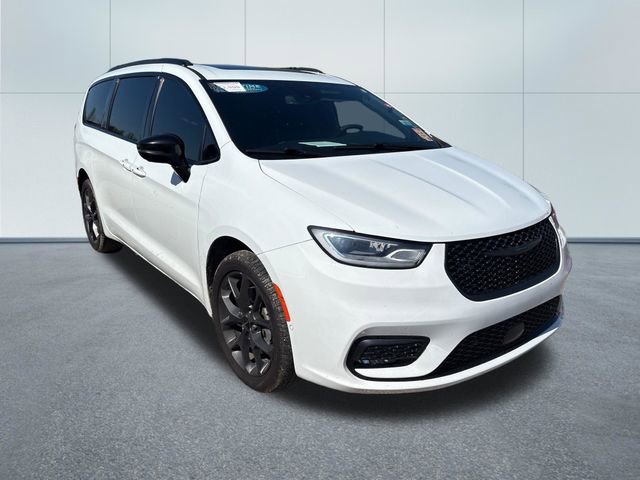 Used 2023 Chrysler Pacifica Limited w/ S Appearance Package AWD/4WD image 5