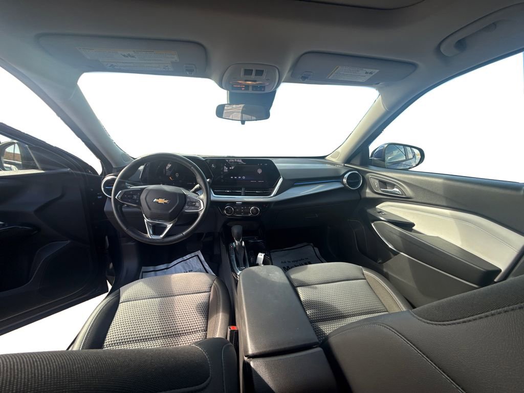 Used 2024 Chevrolet Trax LT w/ Sunroof Package FWD image 9