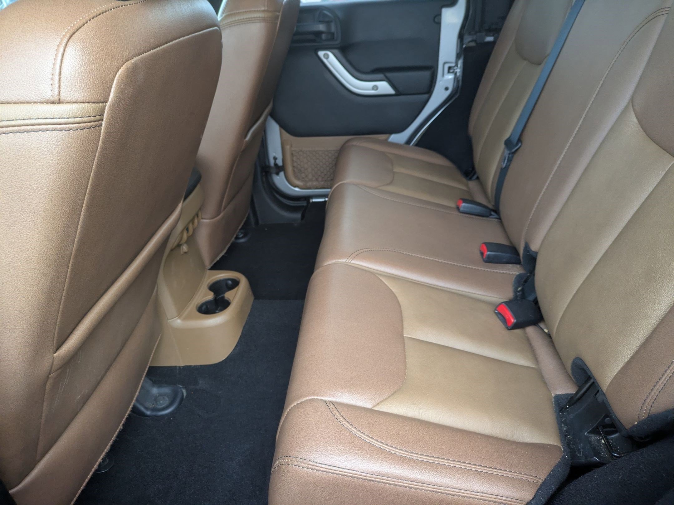 Used 2018 Jeep Wrangler Unlimited Sahara w/ Connectivity Group image 17