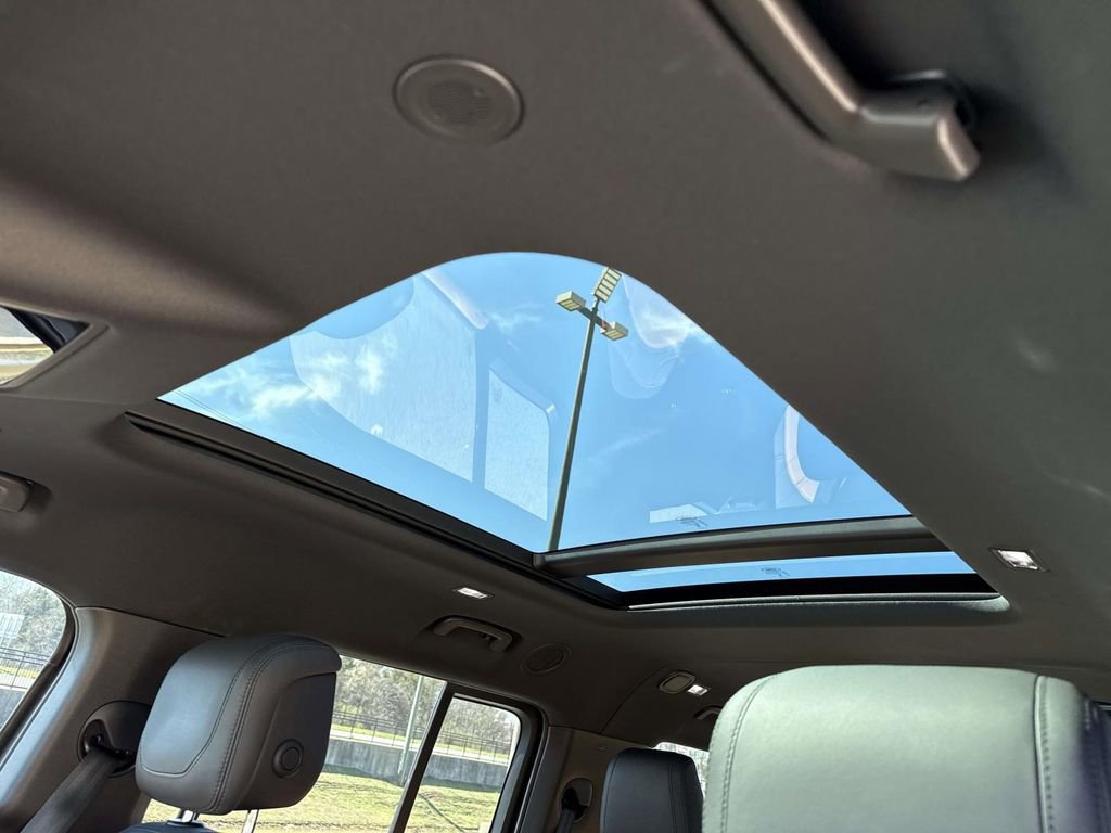 Used 2023 Land Rover Defender 130 X image 29