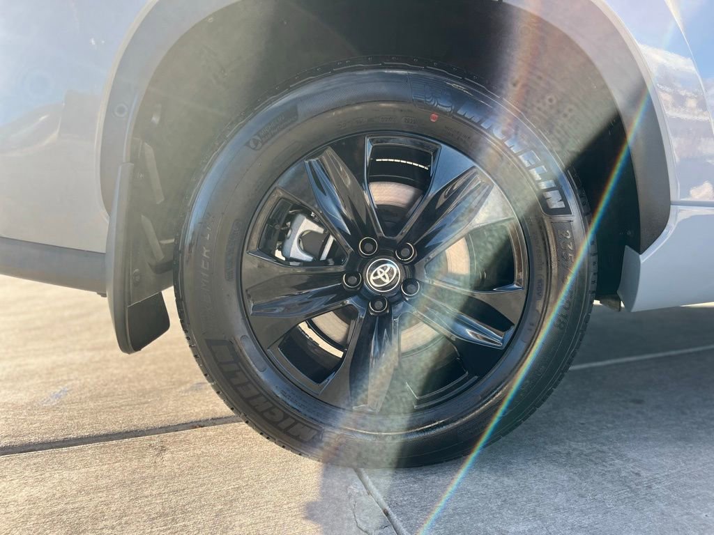 Used 2025 Toyota Highlander XLE image 29