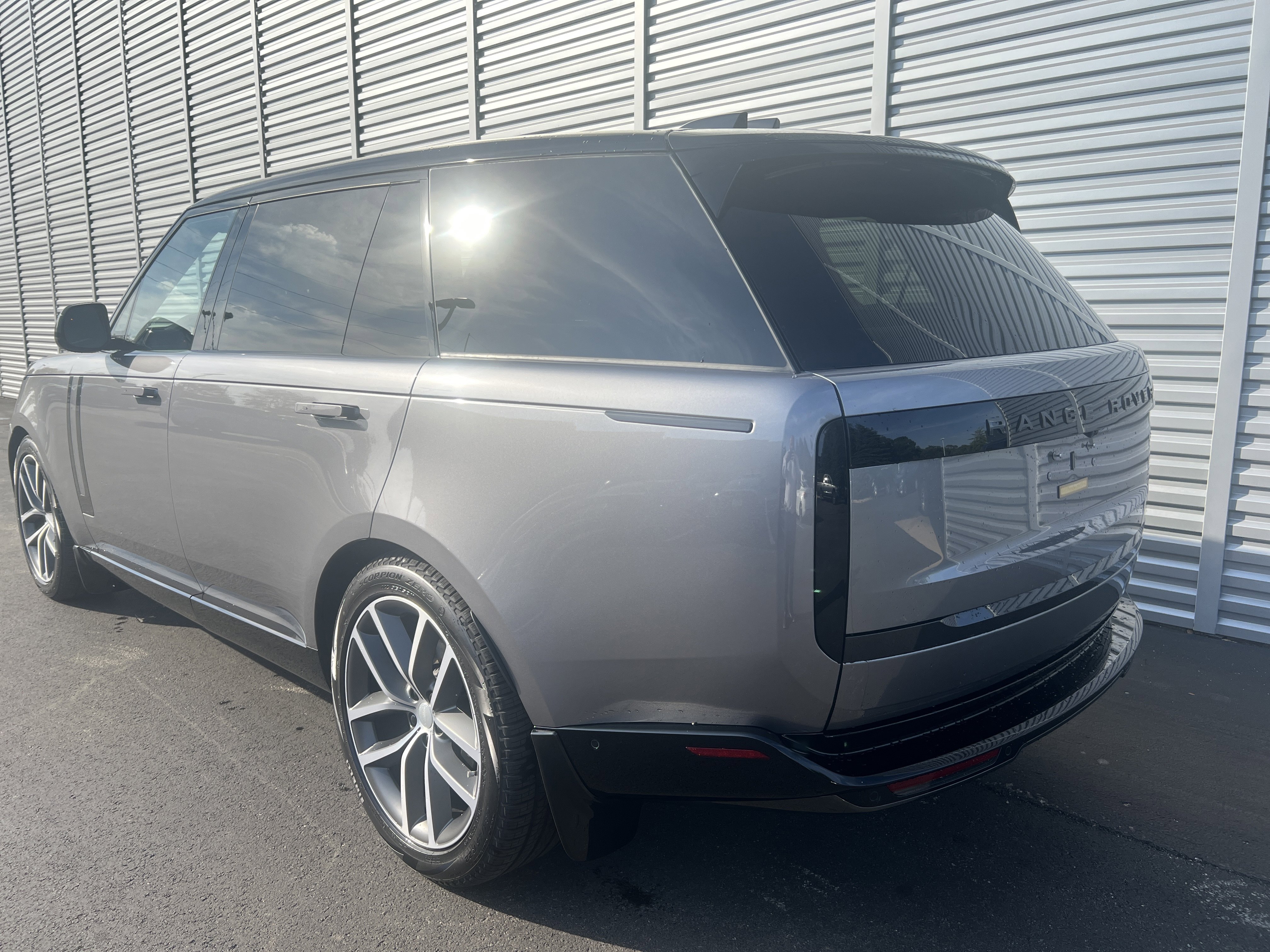 New 2025 Land Rover Range Rover Long Wheelbase SE image 3