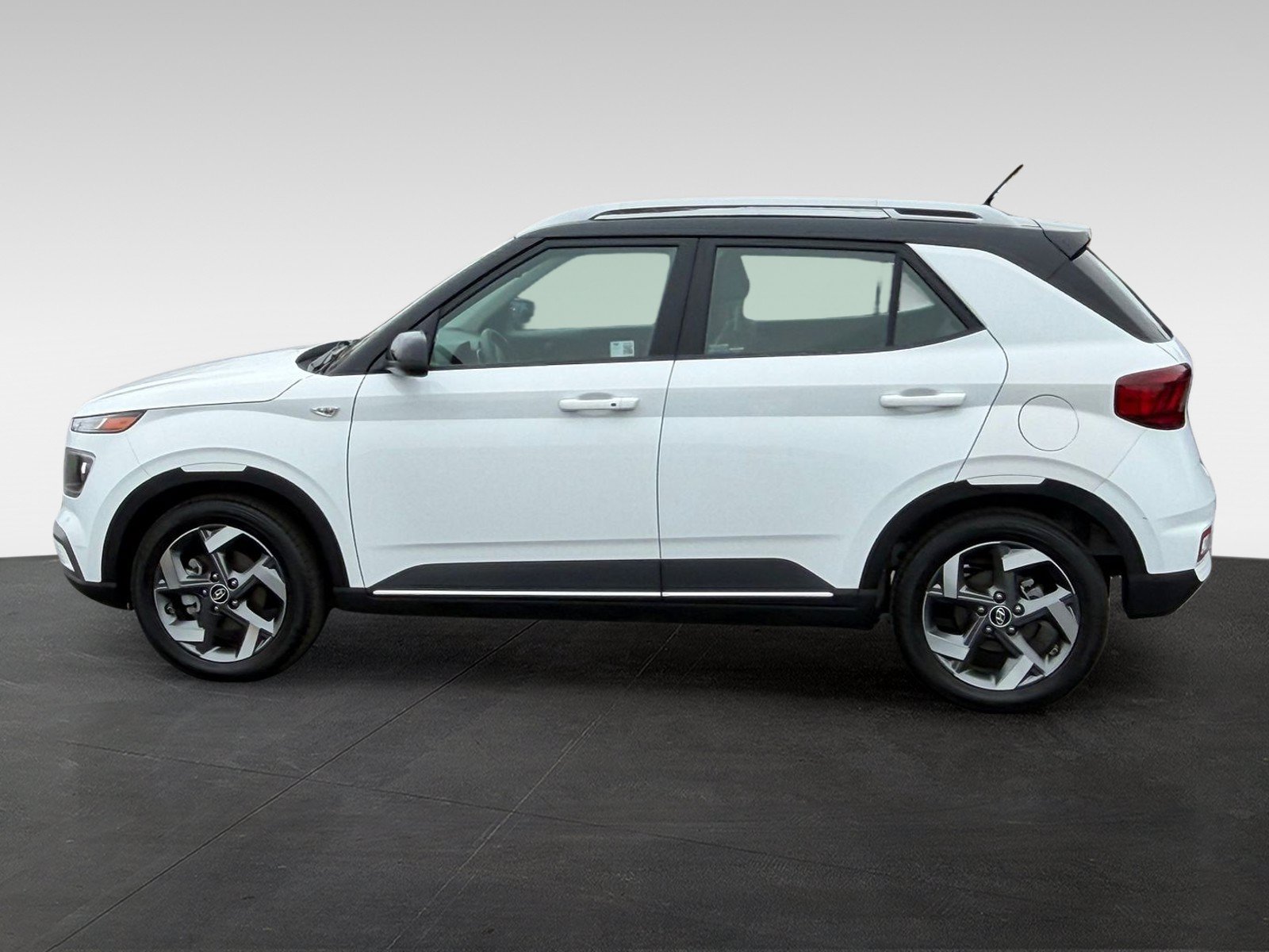 Used 2025 Hyundai Venue Limited FWD image 8