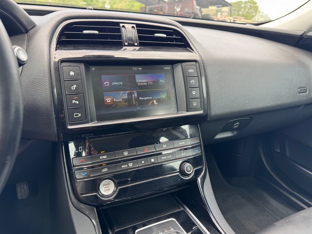 Used 2018 Jaguar XE Premium image 9