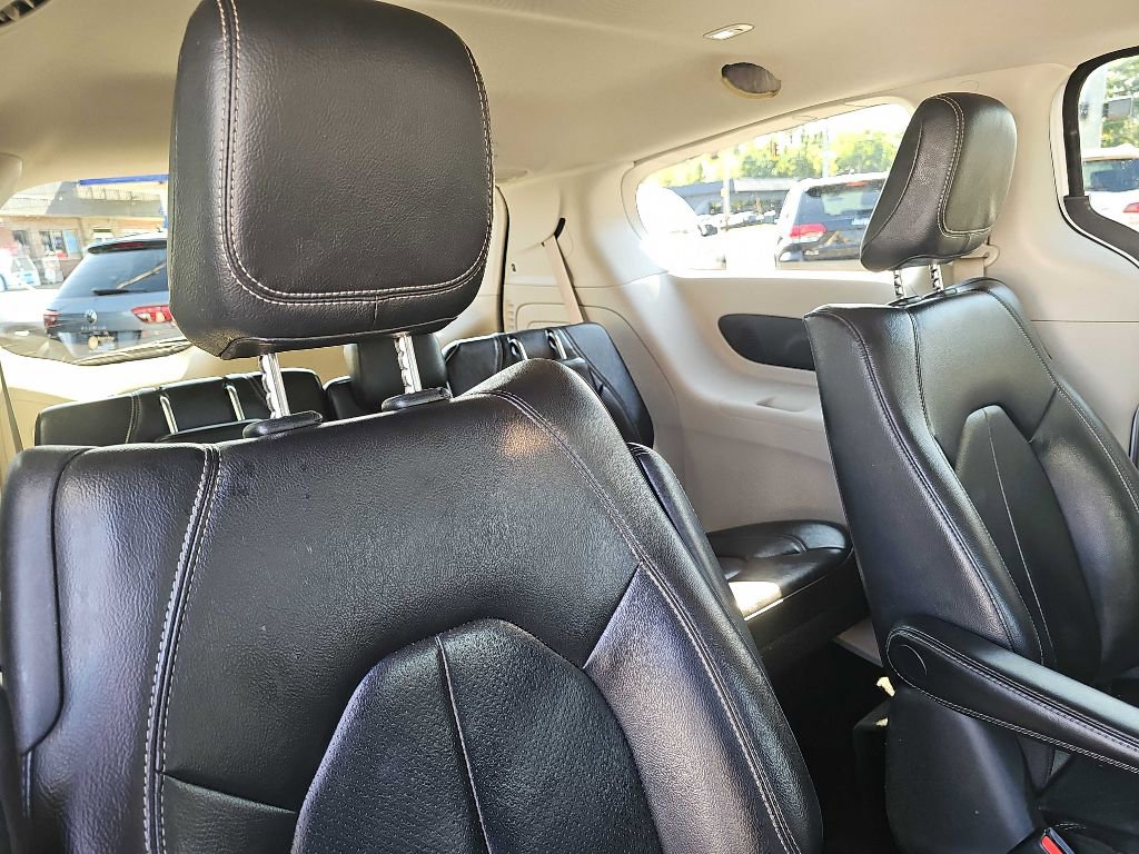 Used 2022 Chrysler Pacifica Touring-L w/ Uconnect Theater Family Group image 62