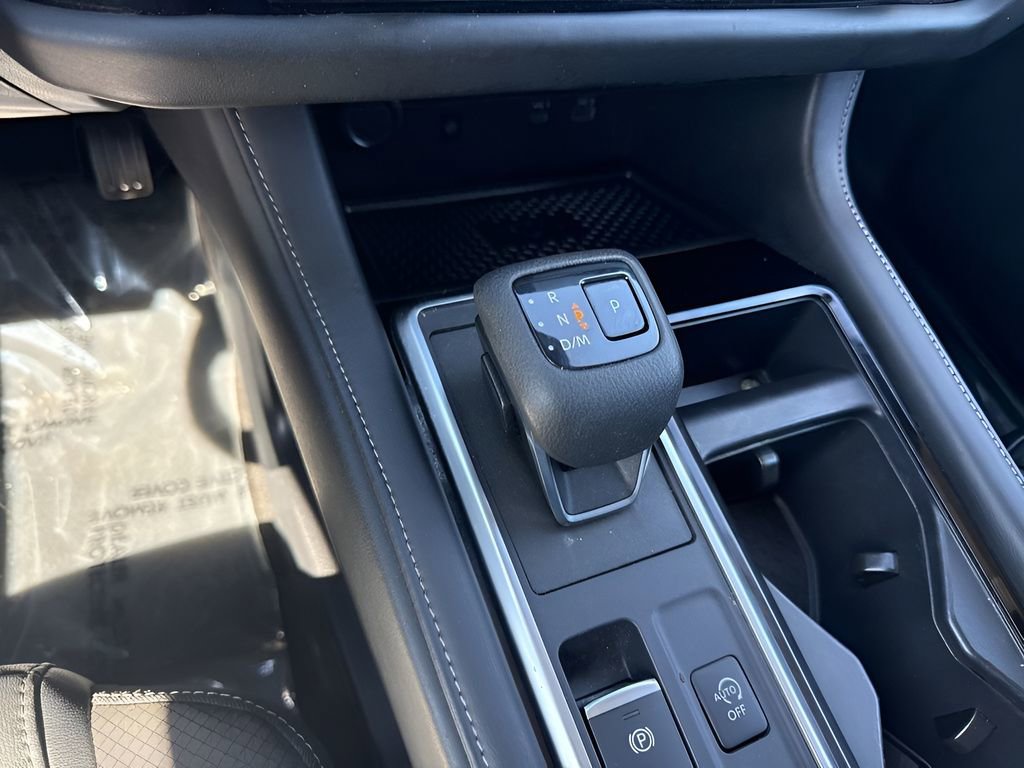 Used 2023 Nissan Pathfinder SL AWD/4WD image 17