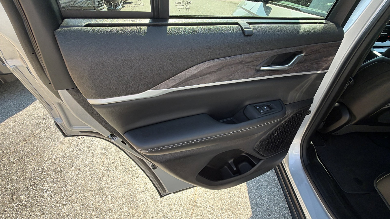 Used 2024 Jeep Grand Cherokee Limited w/ Luxury Tech Group II image 23