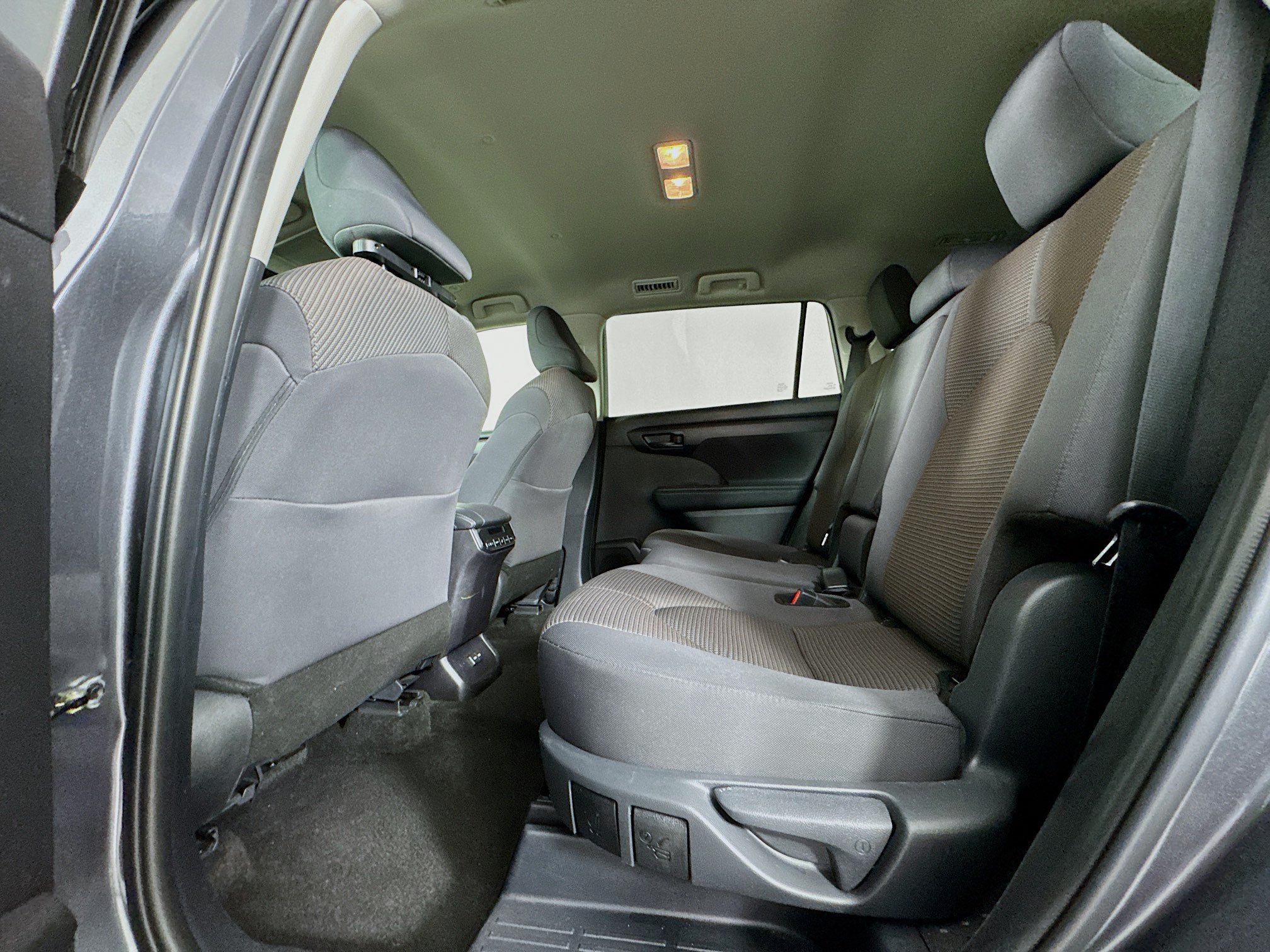 Used 2025 Toyota Highlander LE AWD/4WD image 22