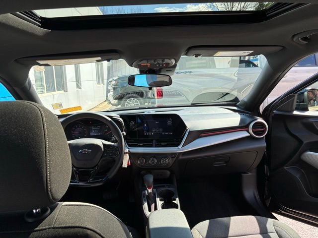 Used 2024 Chevrolet Trax RS w/ Sunroof Package image 19