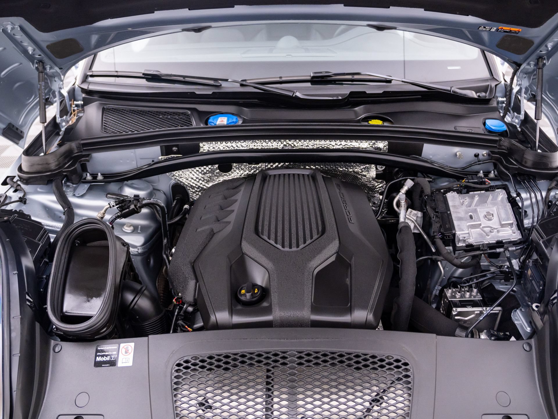 Certified 2026 Porsche Macan AWD/4WD image 29