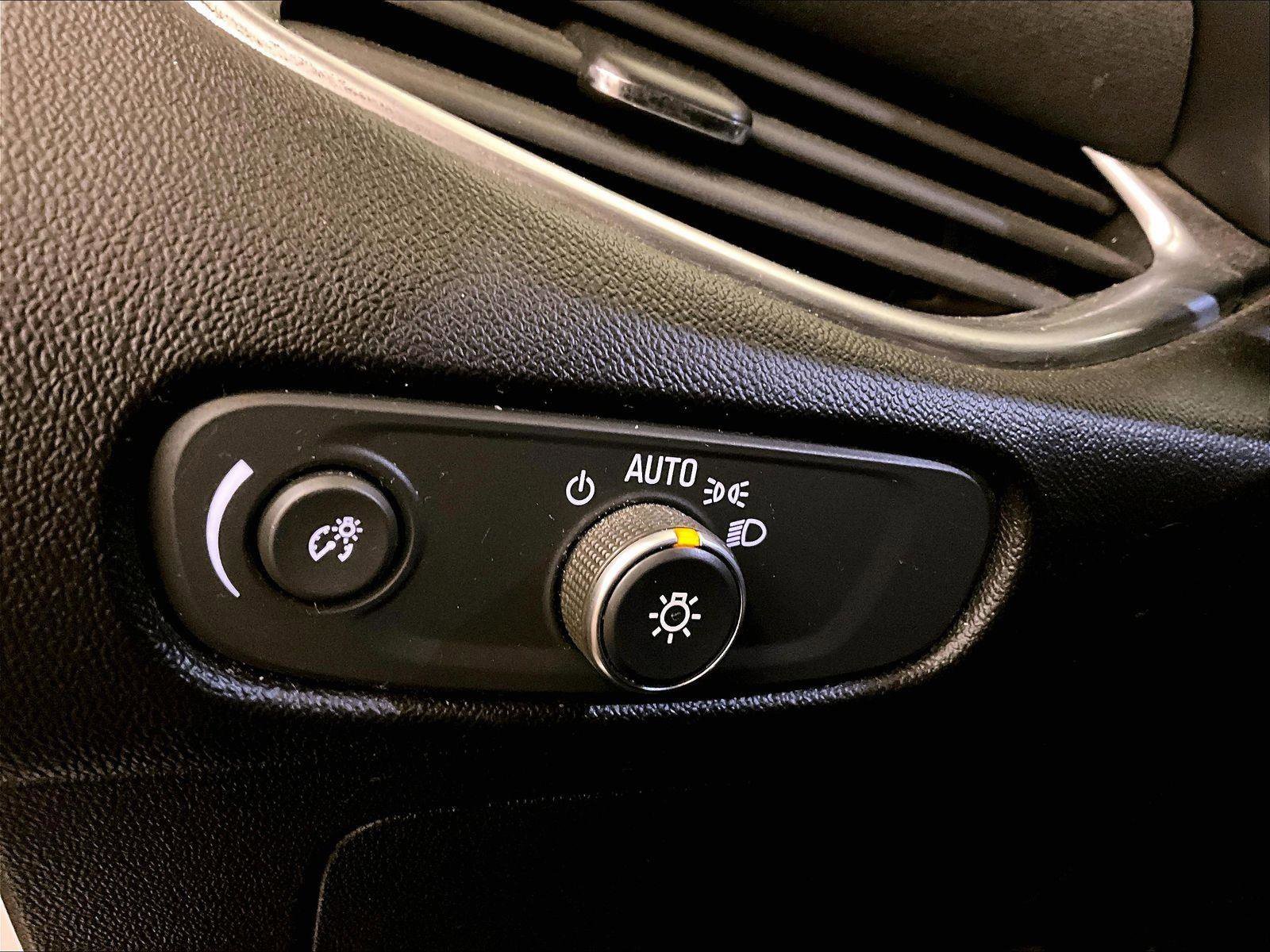 Used 2020 Chevrolet Malibu LT FWD image 30